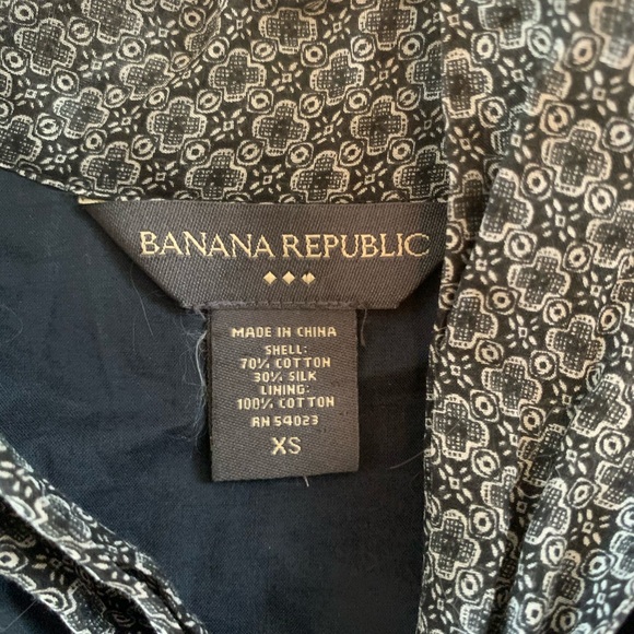 Banana Republic blouse with cap sleeves - Picture 2 of 6
